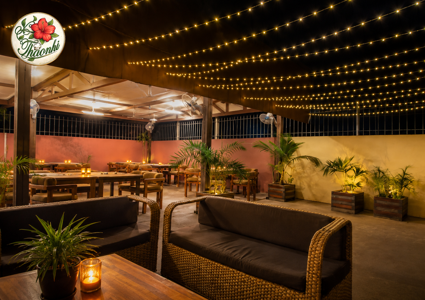 Grande terrasse extérieure du restaurant ThaoNhi